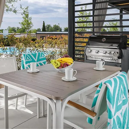 Κάμπινγκ Front Stacaravan In With Wifi Ουμάγκ